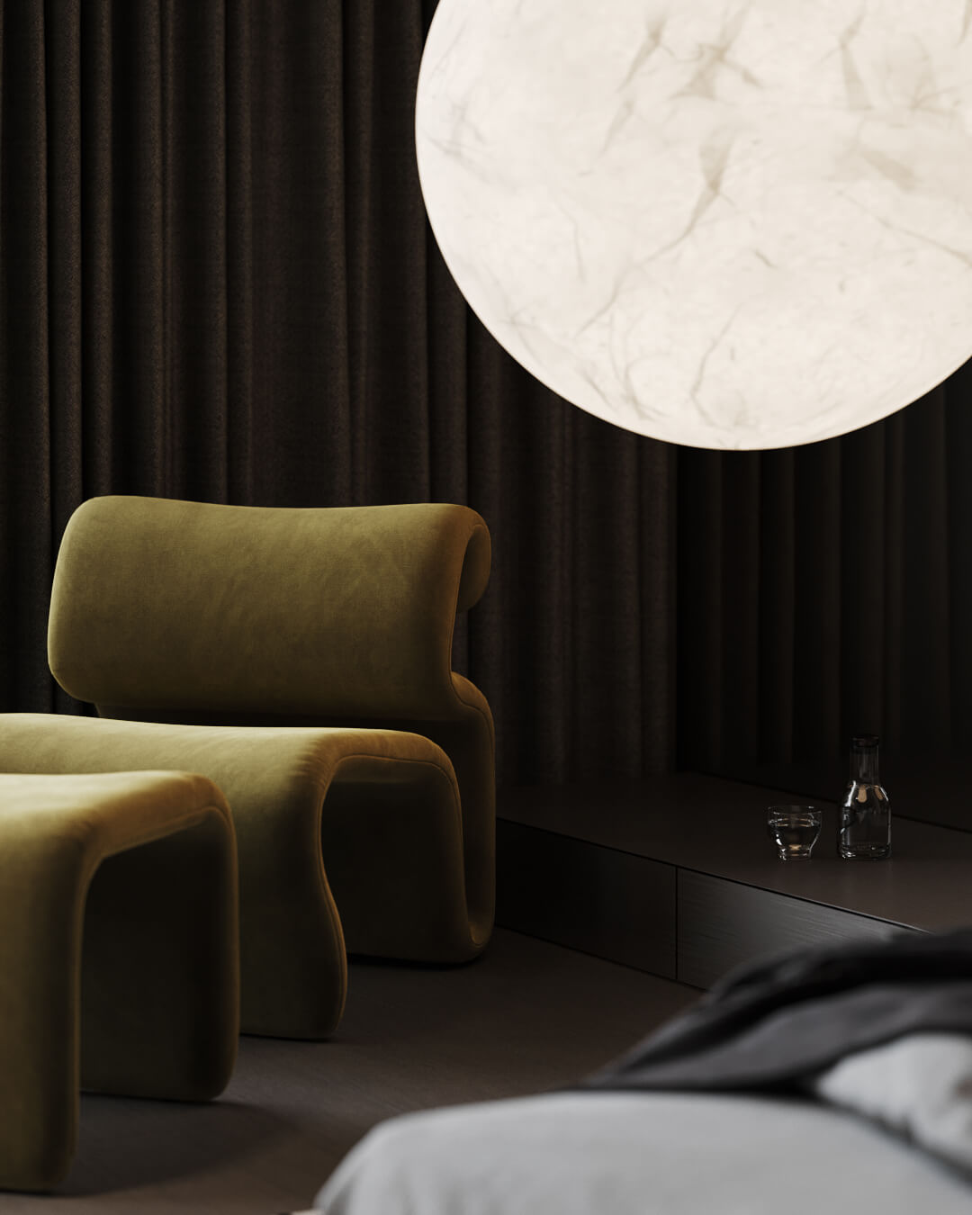 Stylowe wnętrze: fotel w odcieniach oliwki, lampa i ciemne zasłony. /040 lipsko.