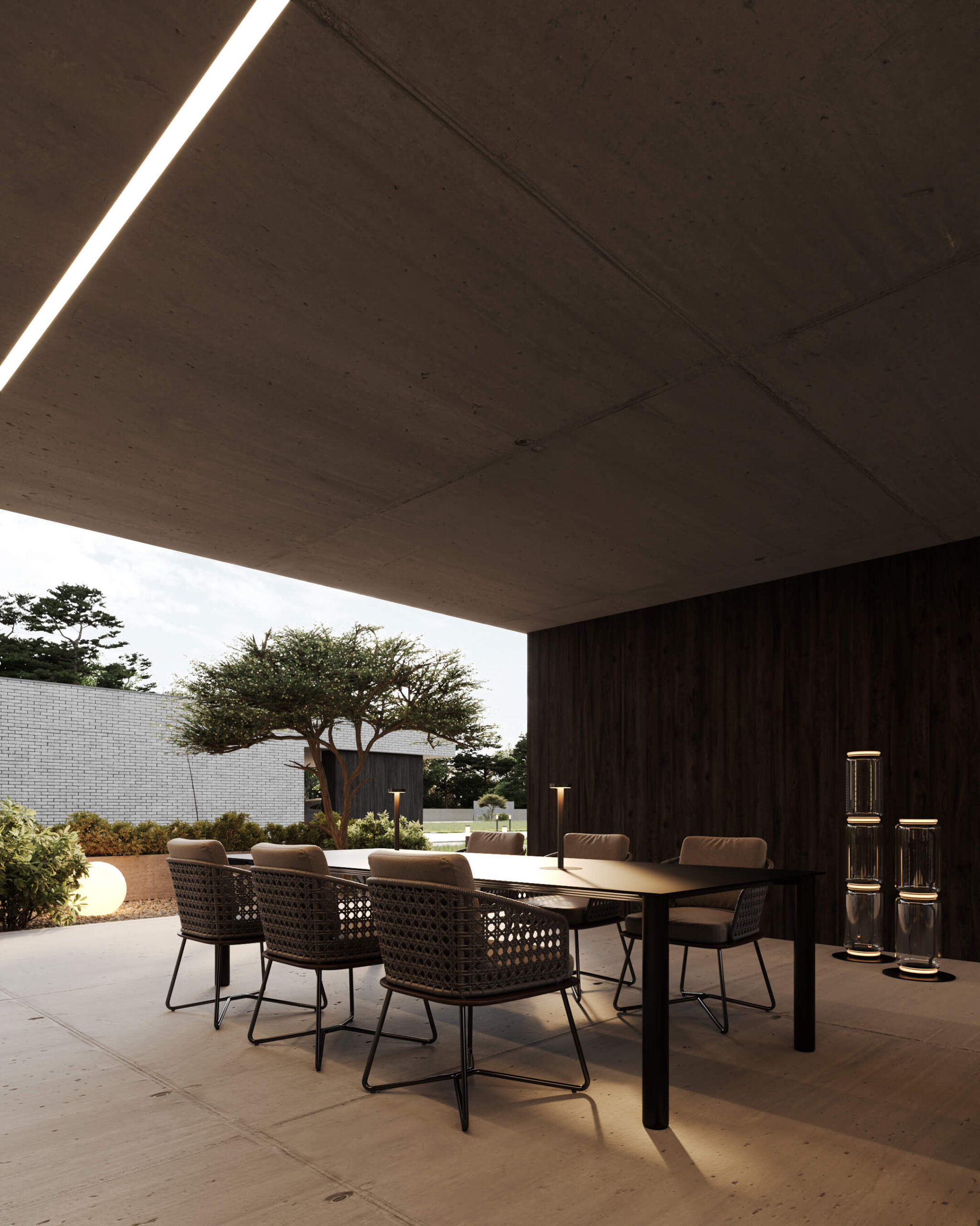 Stół na zewnątrz pod zadaszeniem, oświetlony lampami.