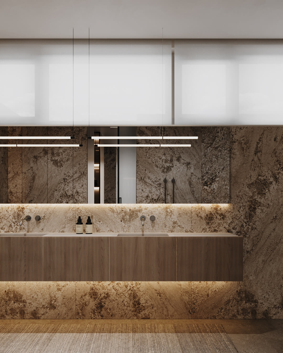 Elegancka łazienka z kamienną ścianą, drewnianą szafką pod umywalką i dużym lustrem.