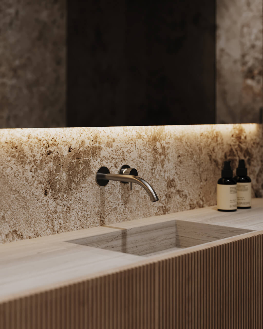 Elegancka łazienka z umywalką z kamienia i minimalistyczną baterią.