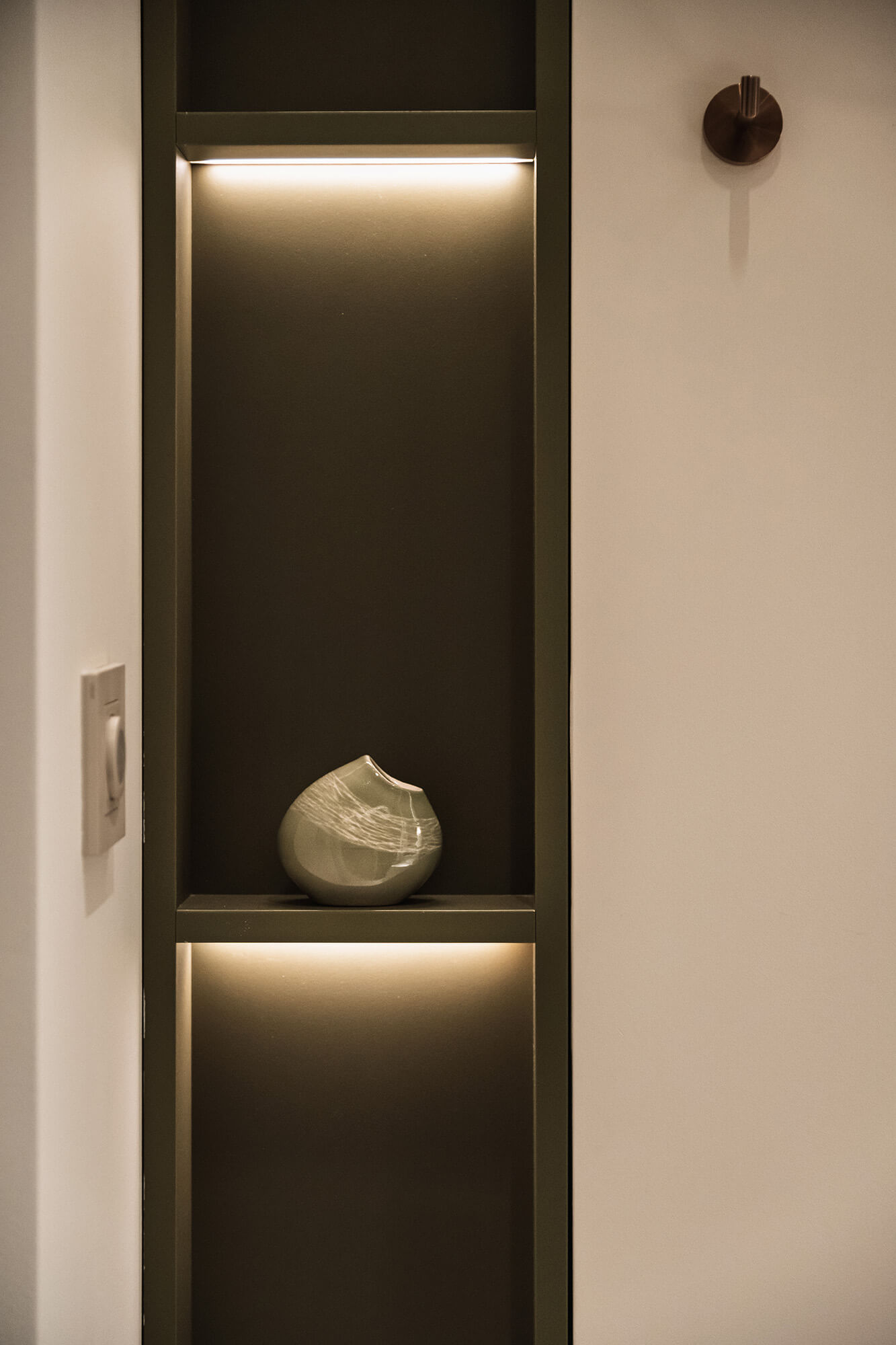 Wazon w niszy ściennej z oświetleniem. Dekoracja wnętrza.