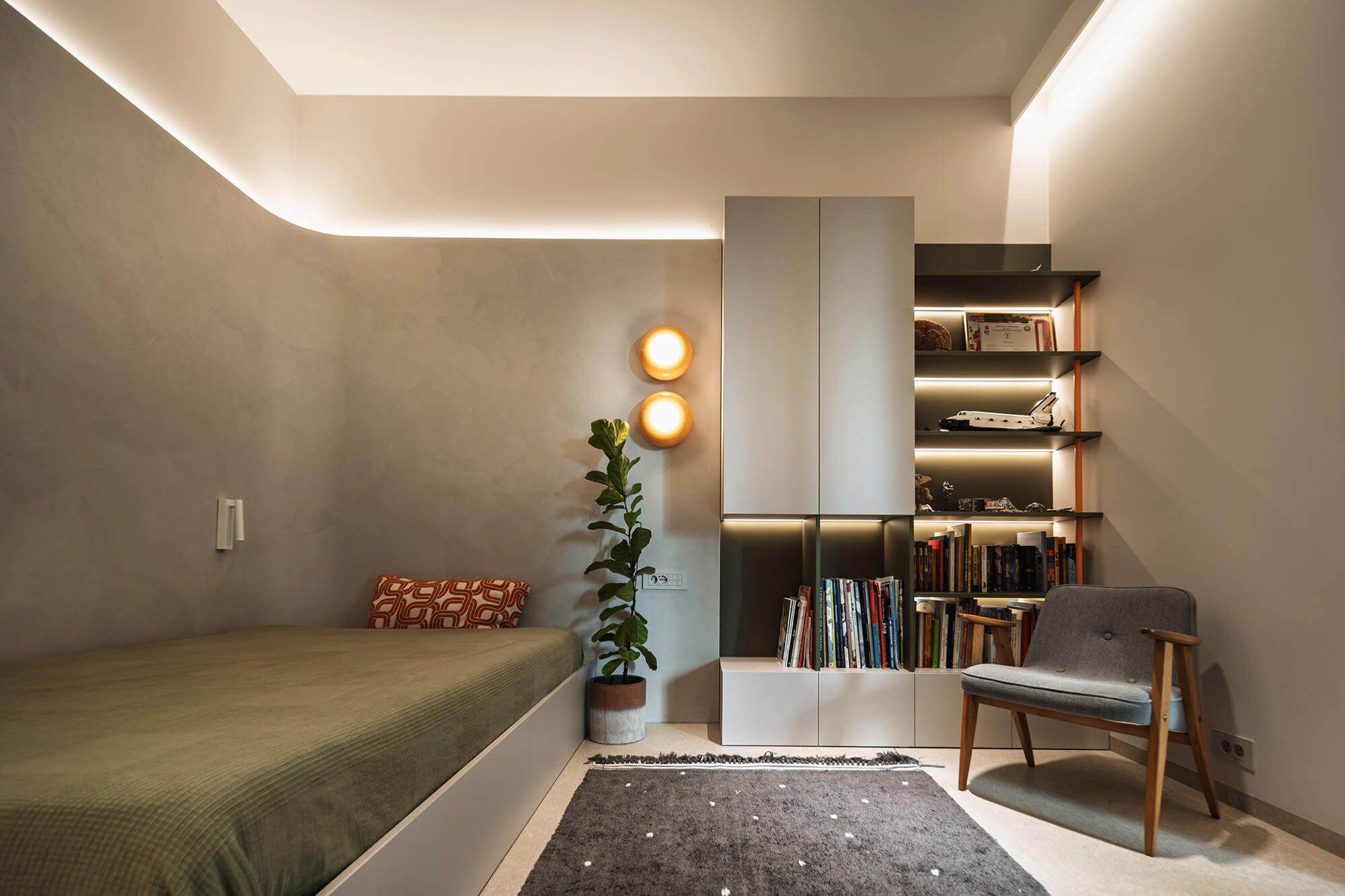 Nowoczesny pokój z łóżkiem, regałem i fotelem. Oświetlenie LED i roślina doniczkowa.