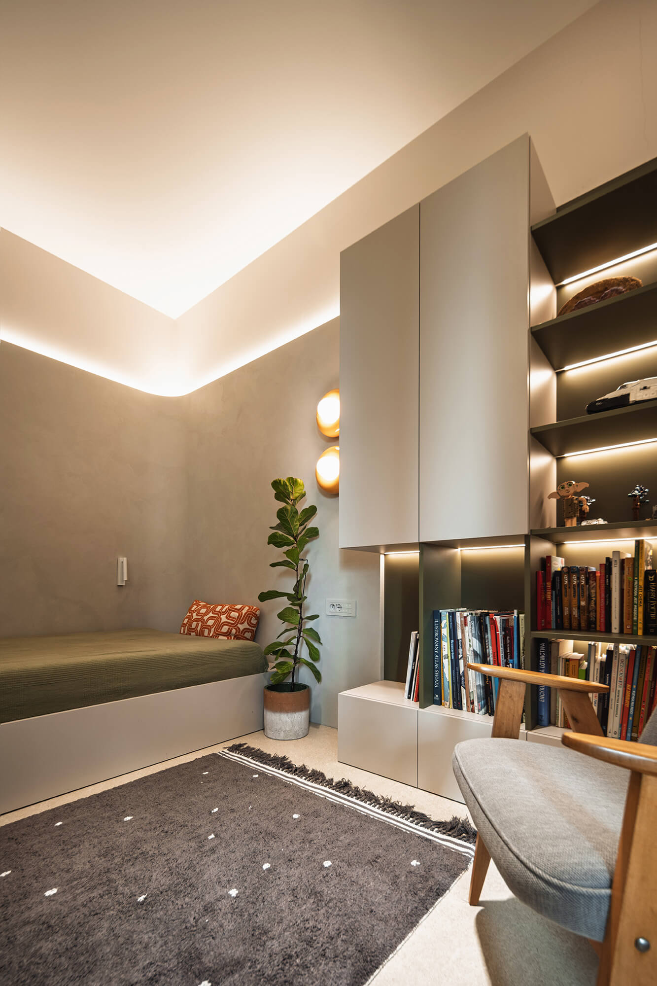 Stylowy pokój: zielone łóżko, regał z książkami, fotel. Tekst: Harry Potter, Jest Chemia.