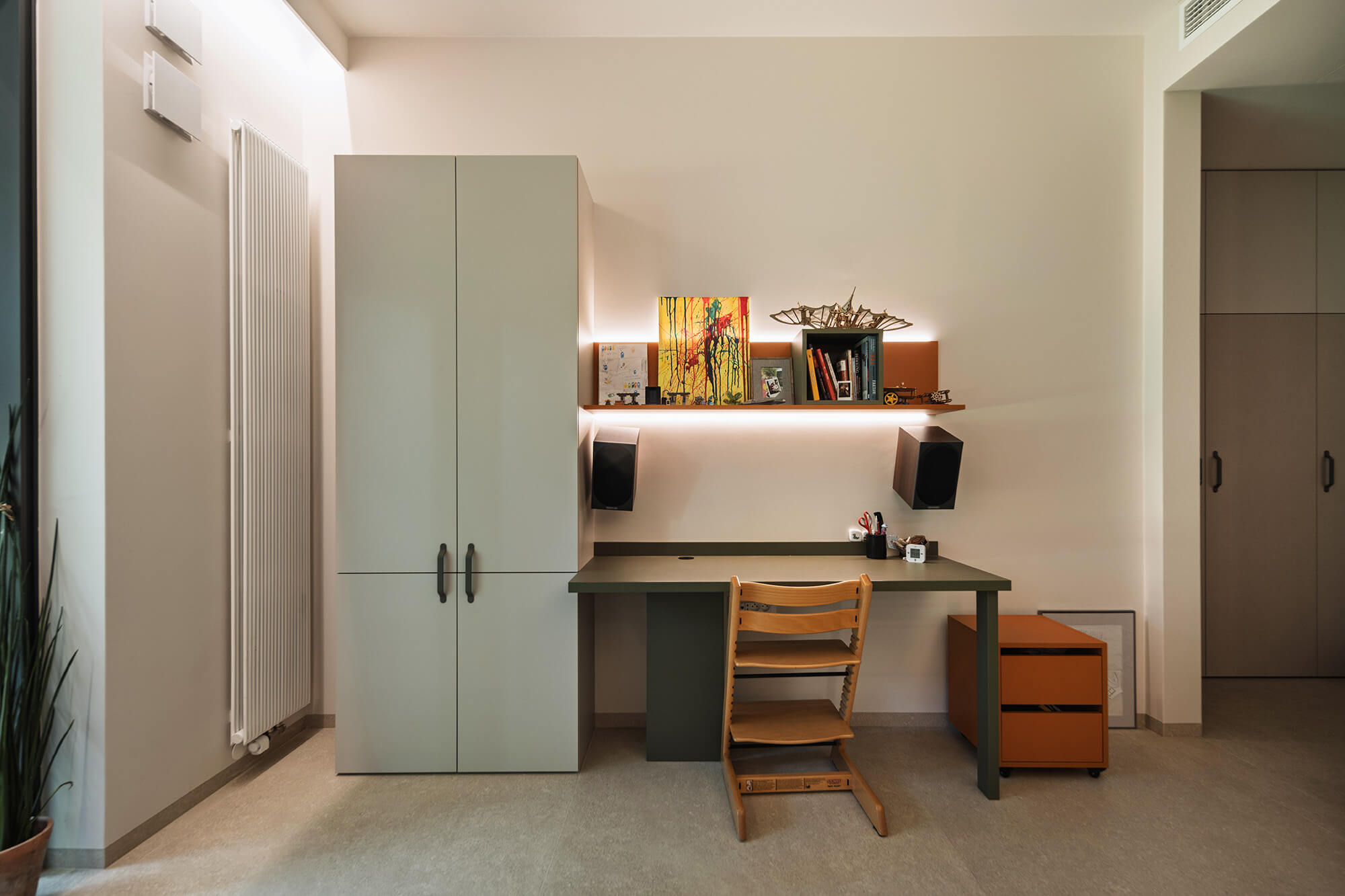 Szafa, biurko i półka w nowoczesnym pokoju. Minimalistyczny design i oświetlenie LED.