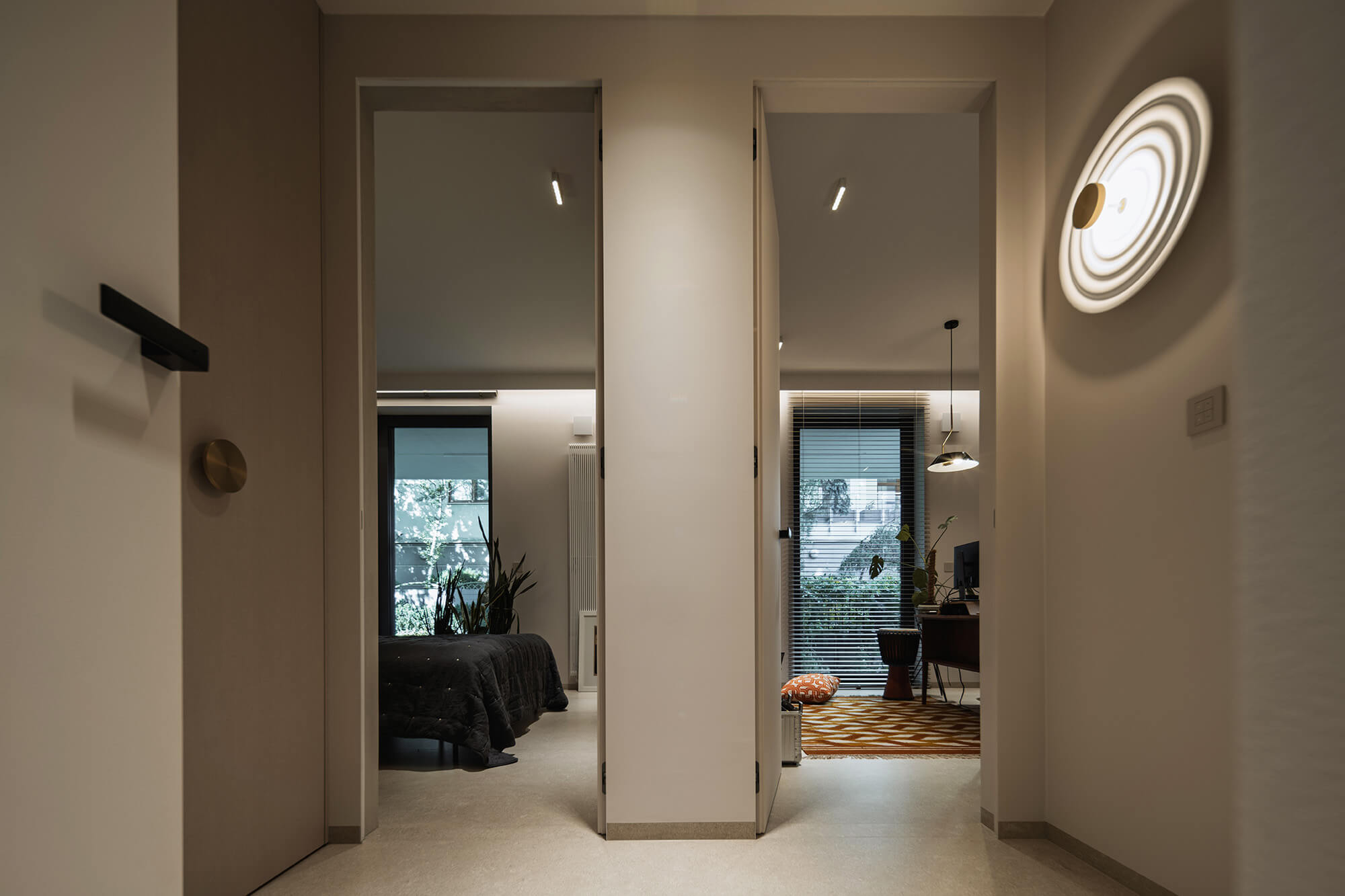 Nowoczesny korytarz z widokiem na sypialnię i gabinet, minimalistyczne wnętrze.