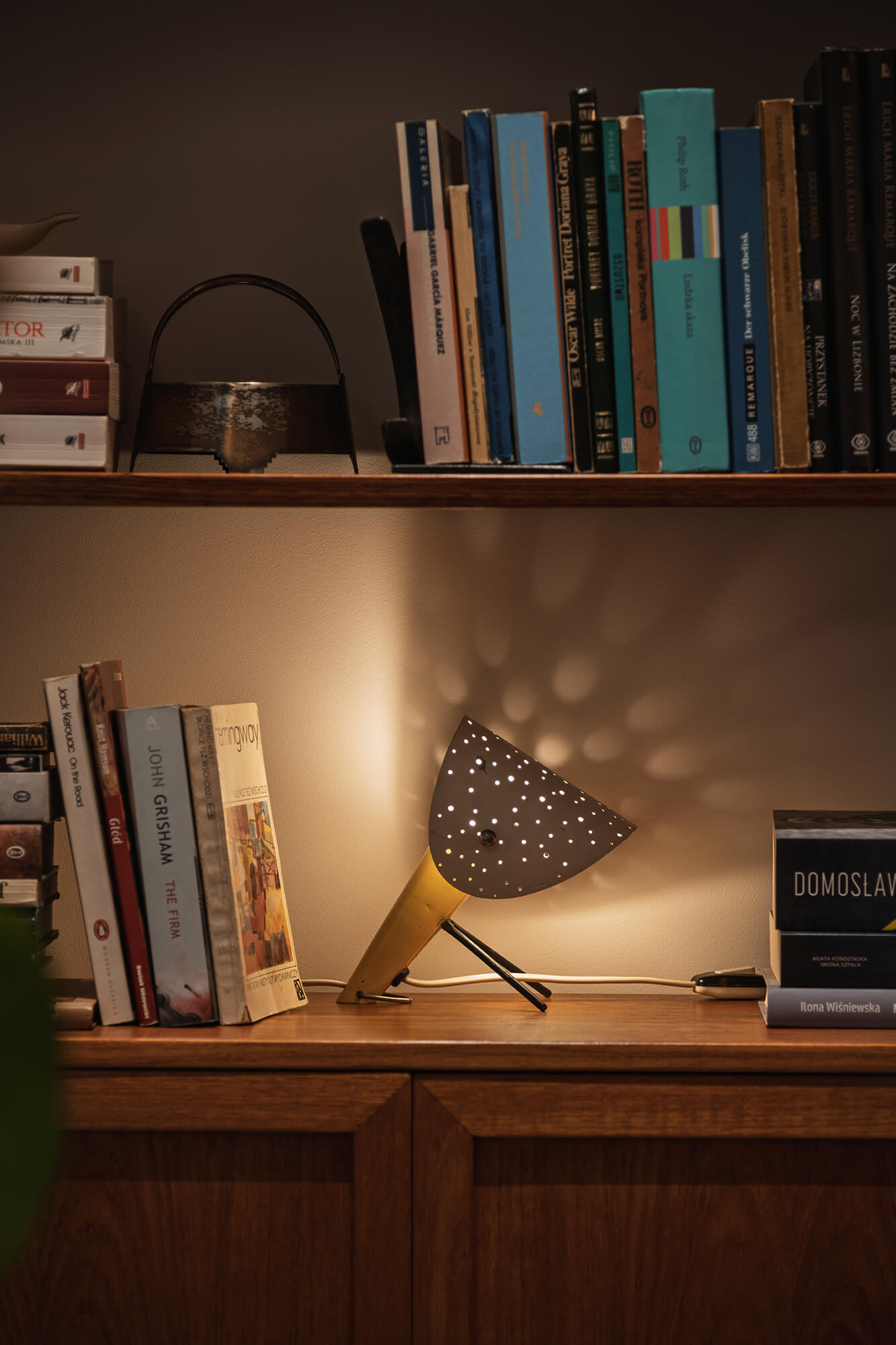 Półka z książkami i lampką w stylu retro. Książki, lampka z dziurkami. Domosław.