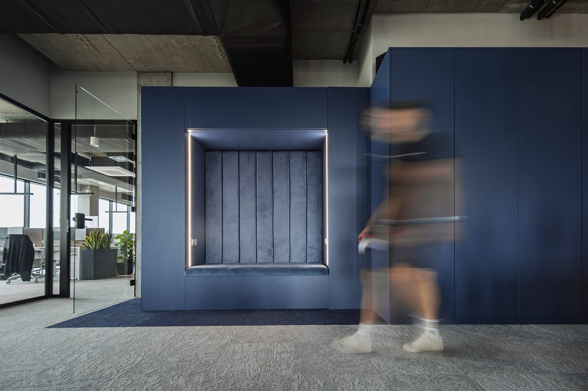 Niebieska nisza z siedziskiem w nowoczesnym biurze. Element wystroju biura Overis.