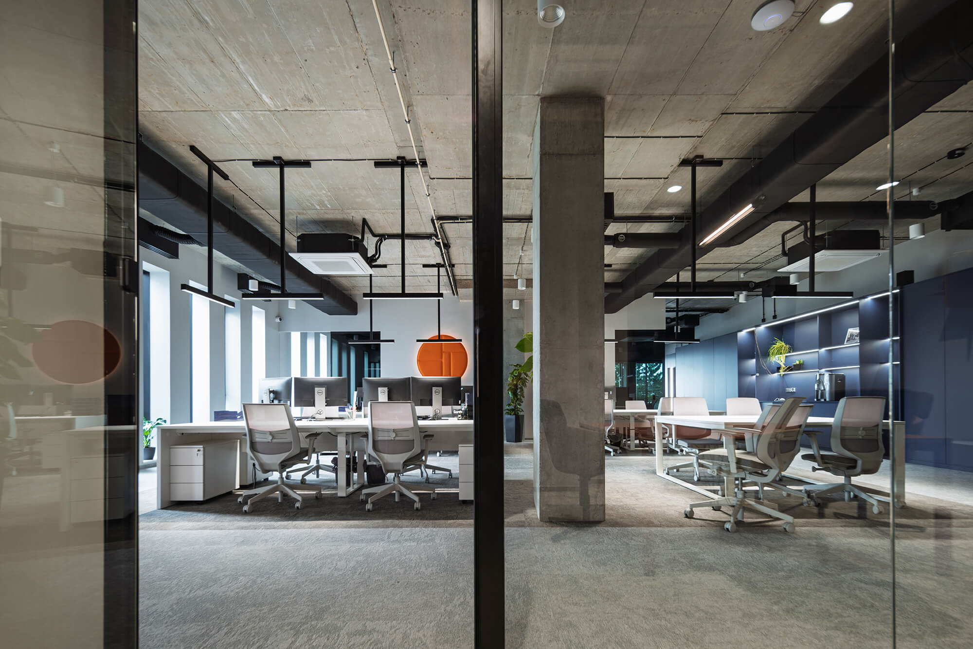 Nowoczesne biuro z betonowym sufitem i szklanymi ścianami. Przestrzeń biurowa /008k overis.