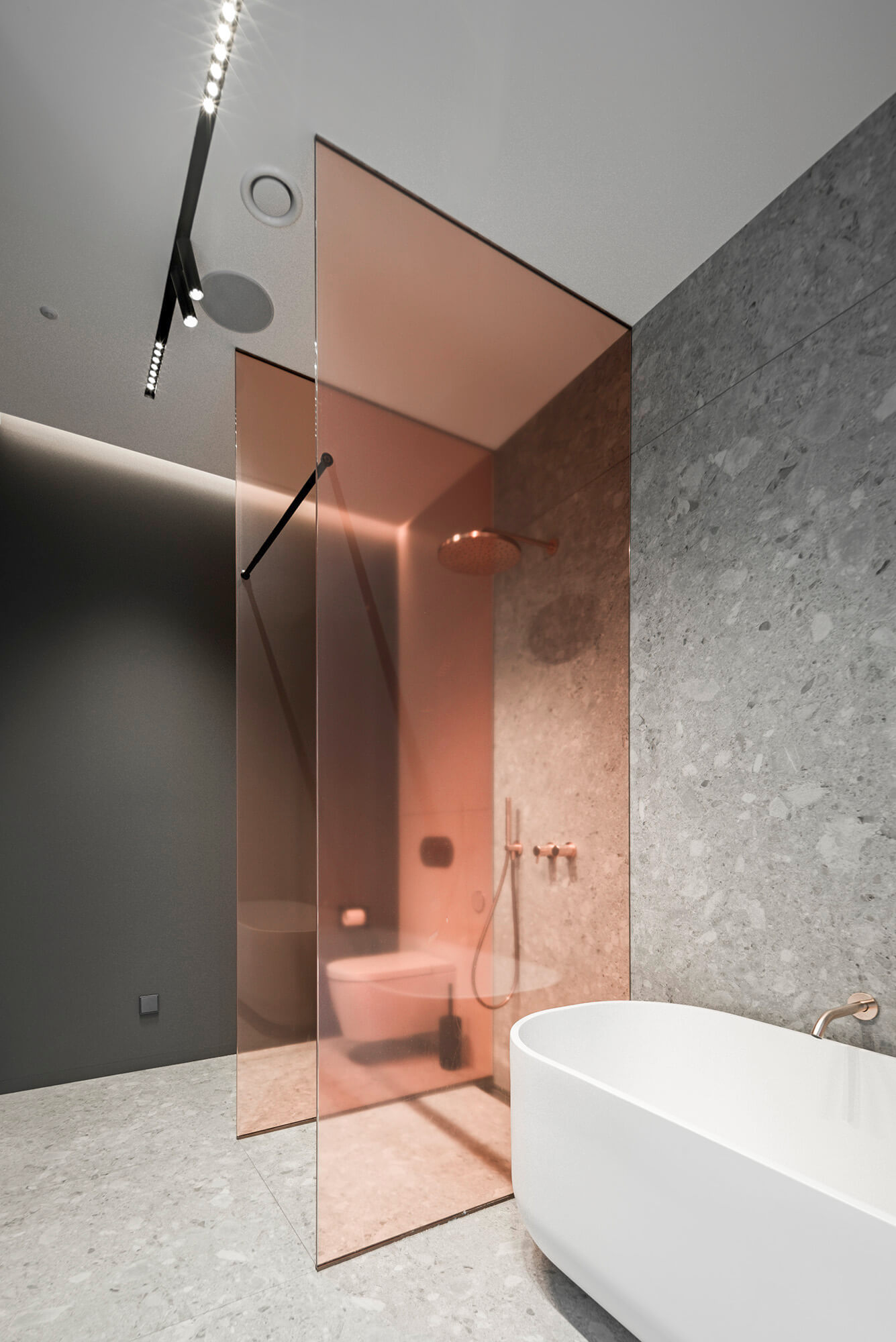 Nowoczesna łazienka z wanną, szklaną ścianką prysznicową i szarą mozaiką. Elegancki design.