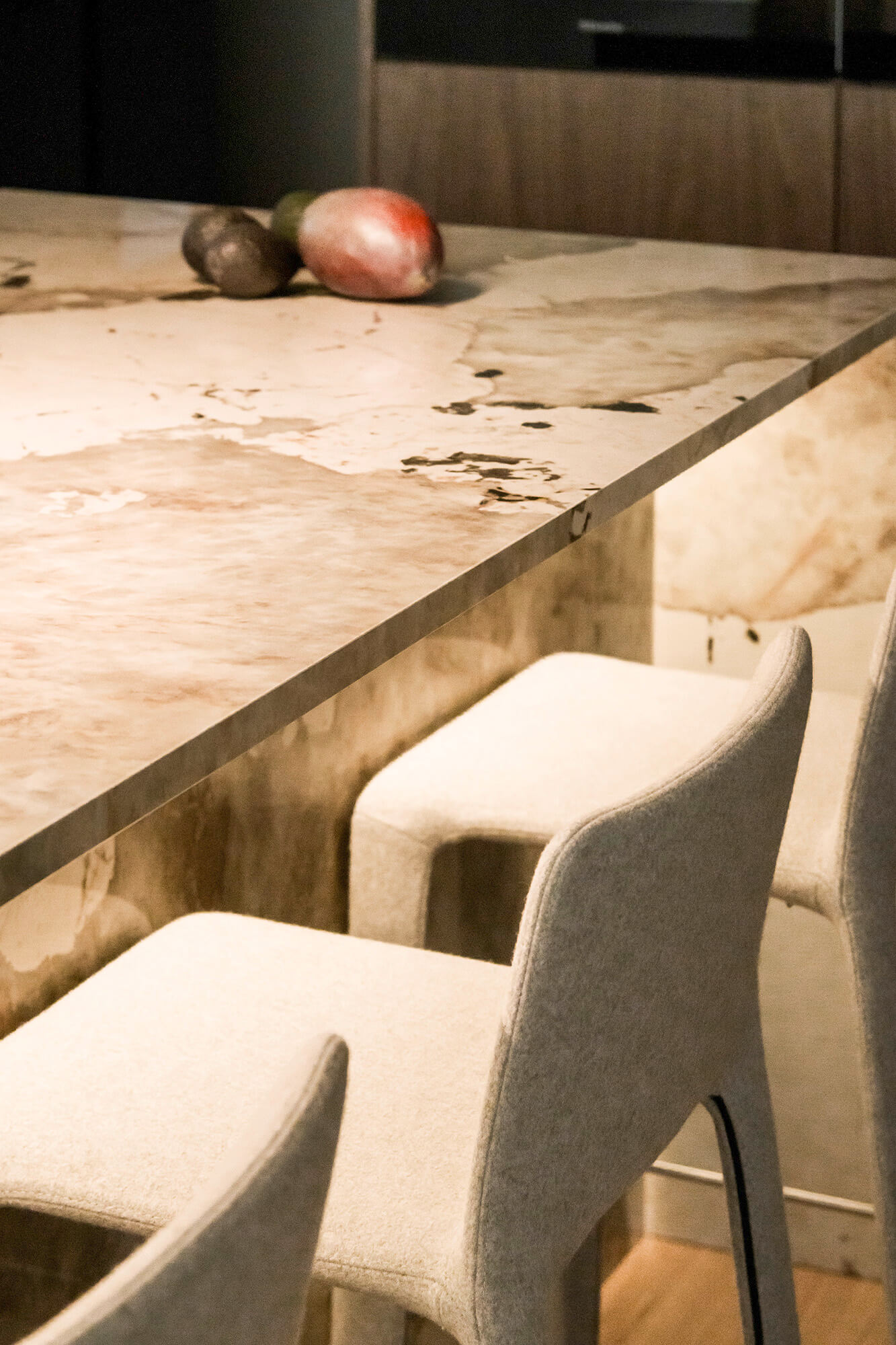 Blat kuchenny z owocami i krzesła barowe. Nowoczesna kuchnia.