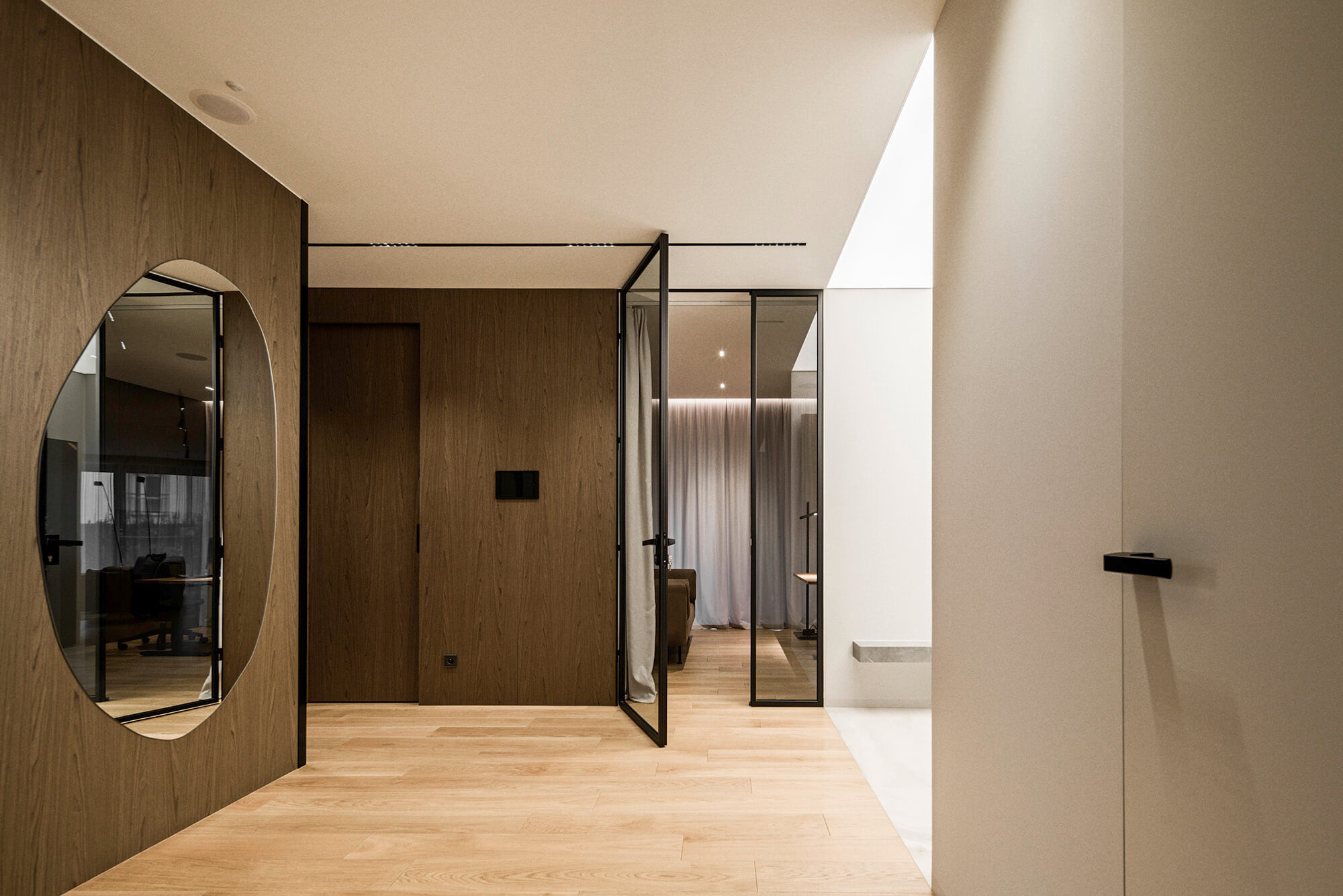 Nowoczesne wnętrze: drewno, lustro i szklane drzwi