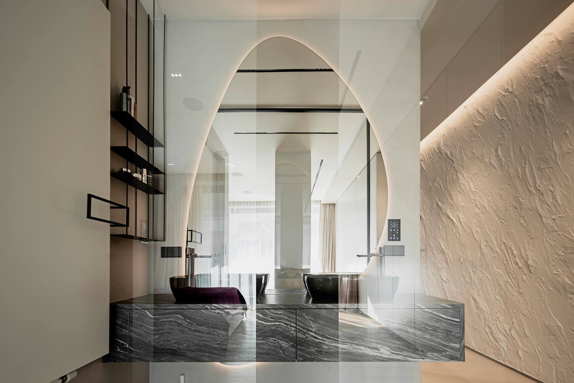 Elegancka łazienka z marmurowym blatem, designerskim lustrem i umywalkami. Nowoczesny wystrój wnętrz.