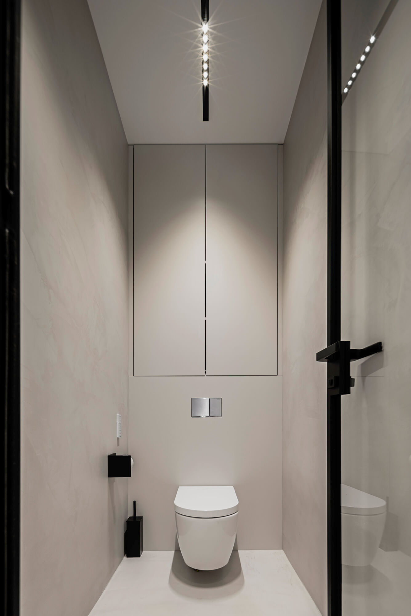 Minimalistyczna toaleta w beżach z czarnymi akcentami.