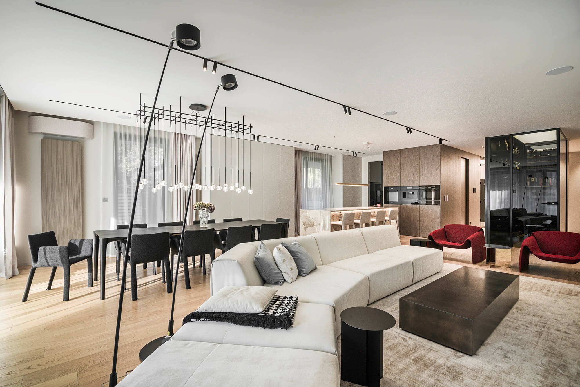 Elegancki salon z sofą, stołem i krzesłami. Nowoczesne wnętrze.