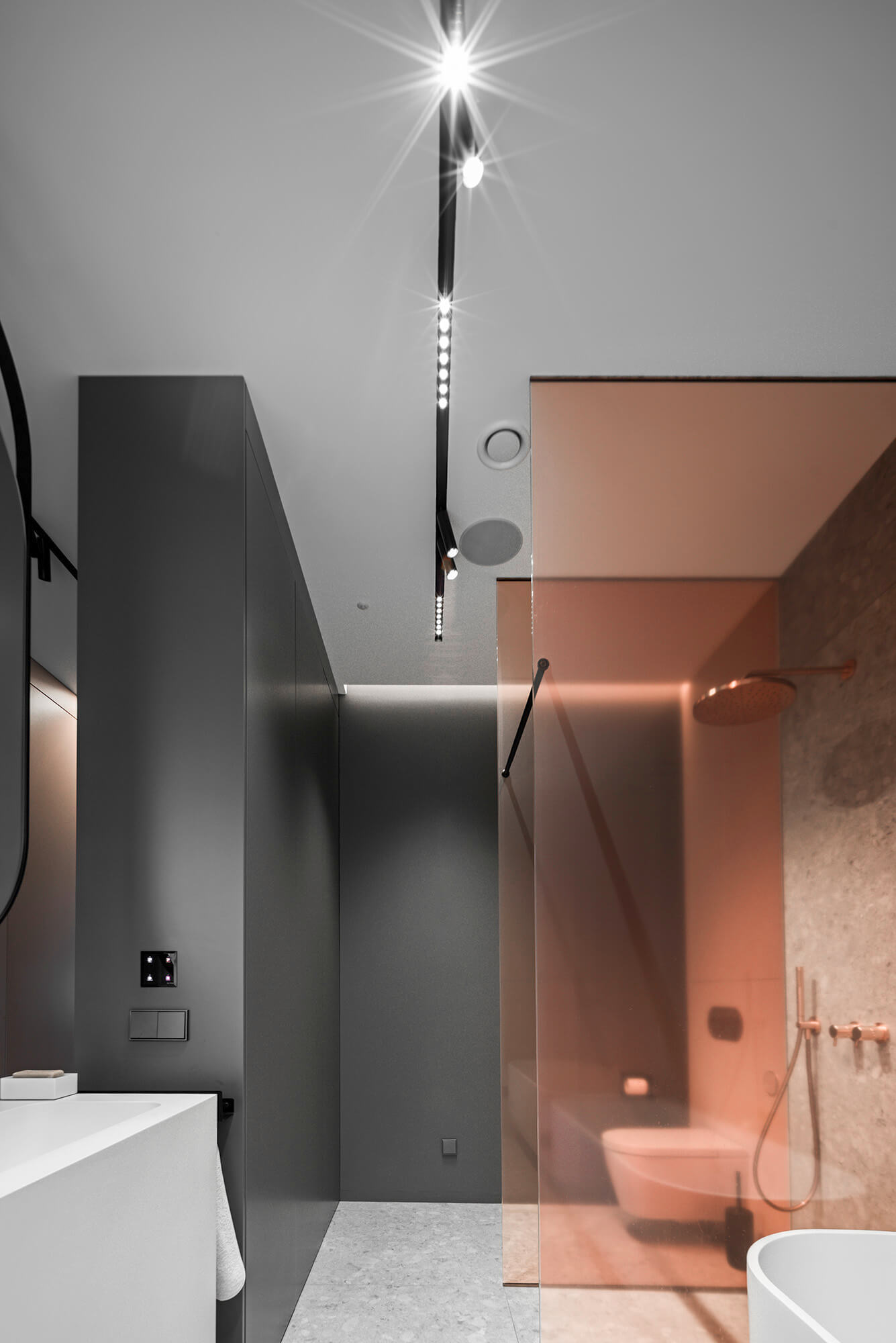 Nowoczesna łazienka z prysznicem, szarymi ścianami i oświetleniem LED.