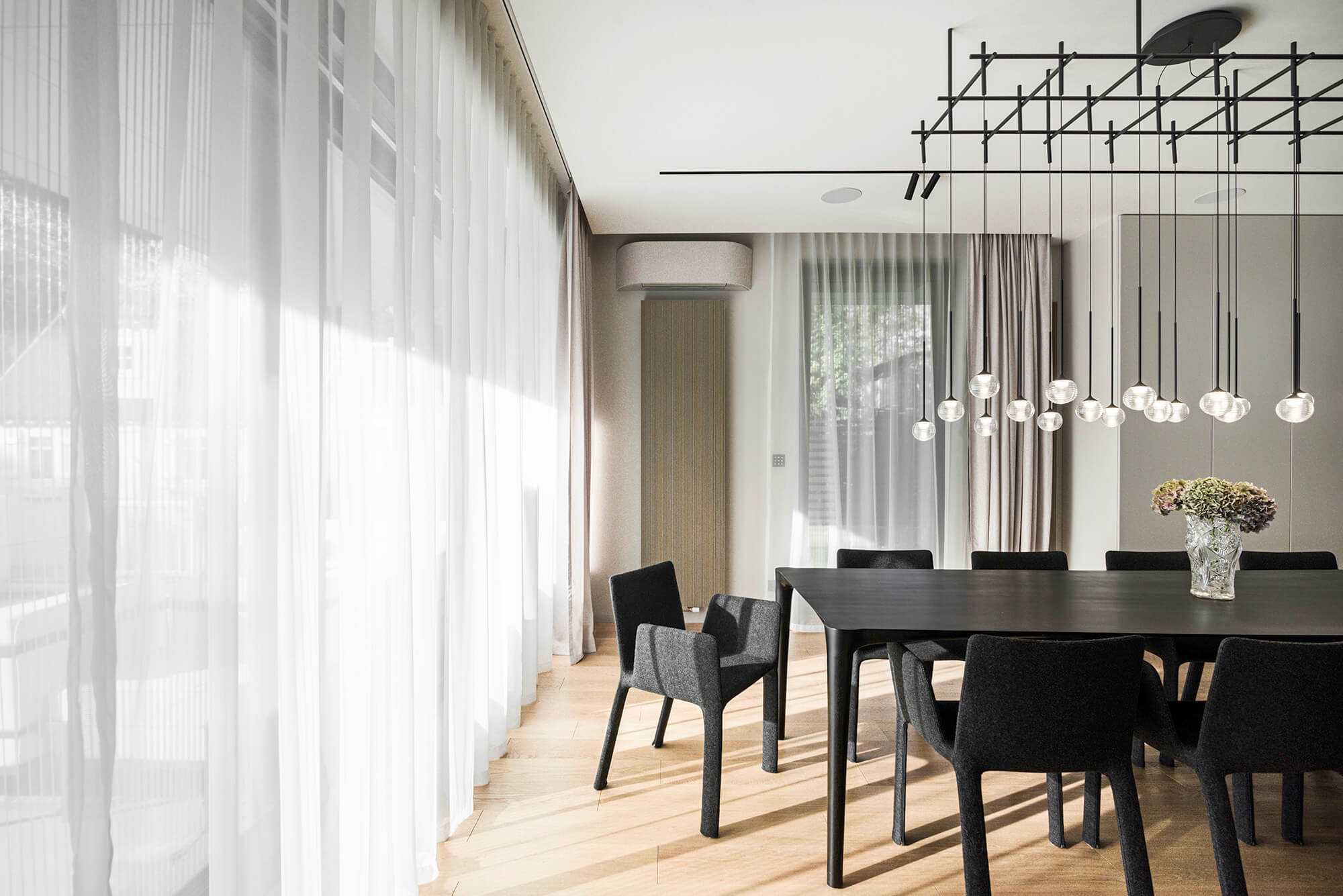 Nowoczesna jadalnia z dużymi oknami i minimalistycznym wystrojem
