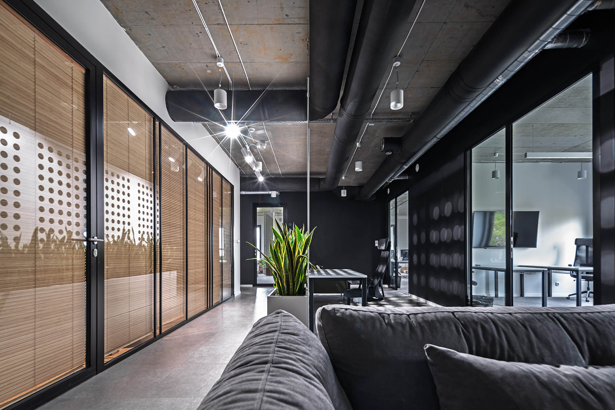 Nowoczesna przestrzeń biurowa ze szklanymi ściankami działowymi i eleganckim wystrojem