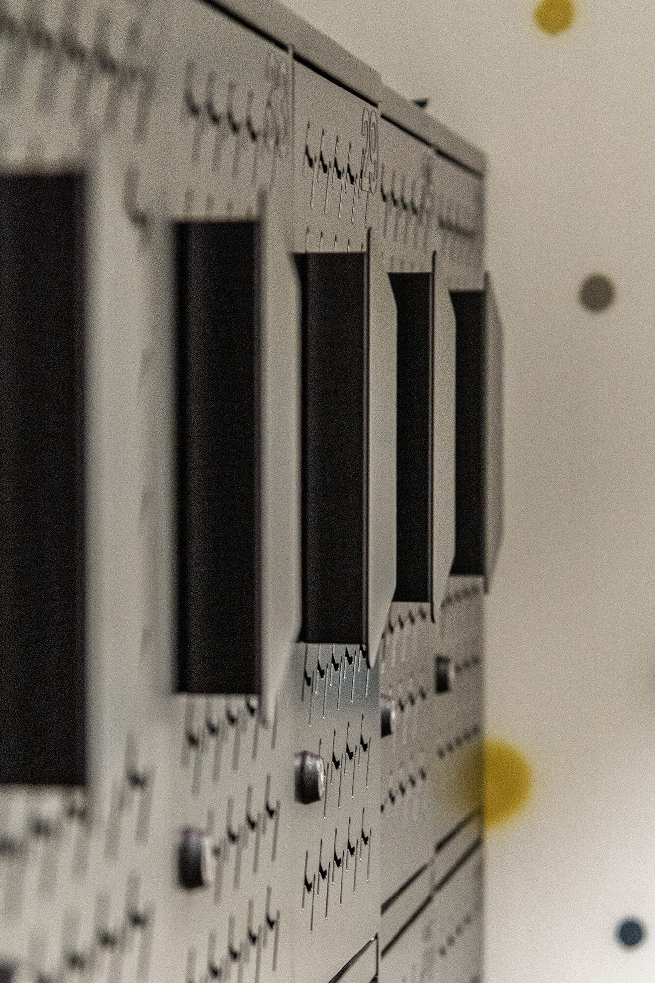 Szafki z numerami, widoczne otwory i zamki.