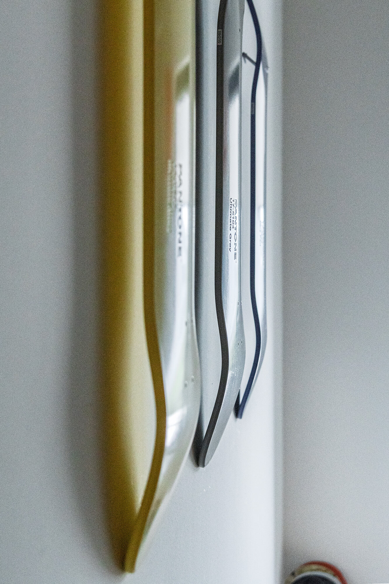 Palety kolorów Pantone: żółty i szary. /005k packhelp