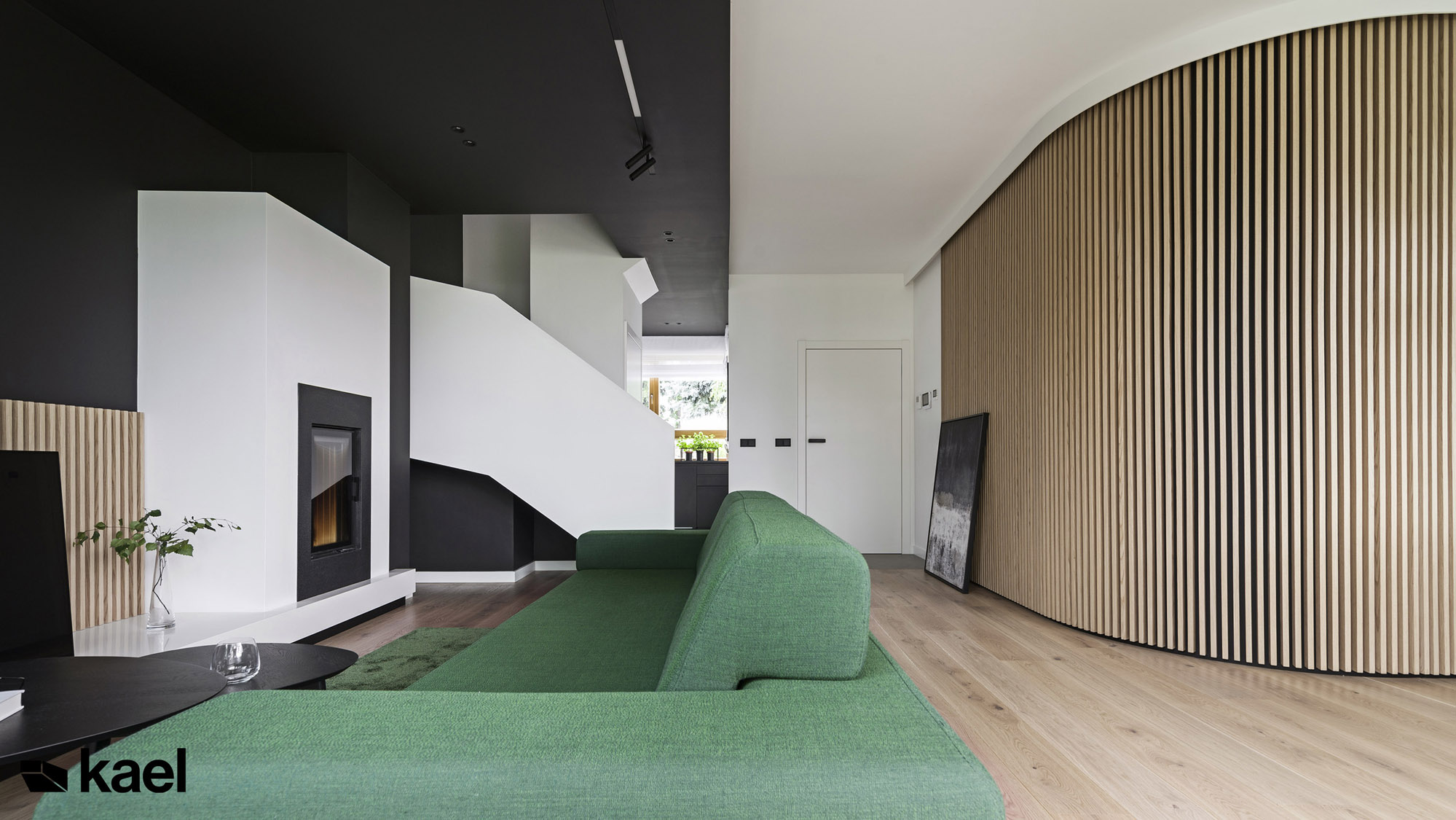 Duży, przestronny salon w projekcie Ostródzka