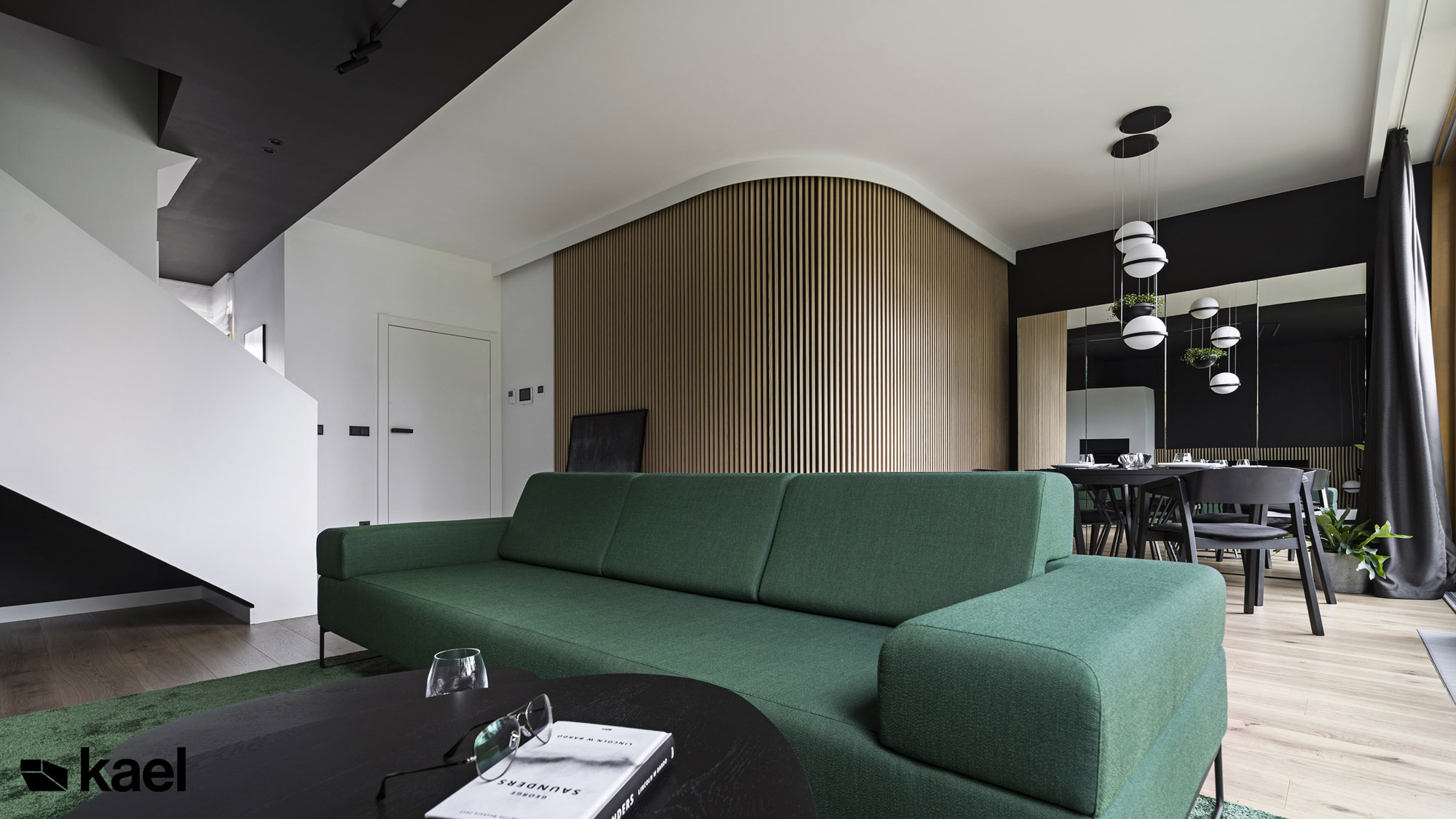 Zielona sofa w salonie, Ostródzka Kael