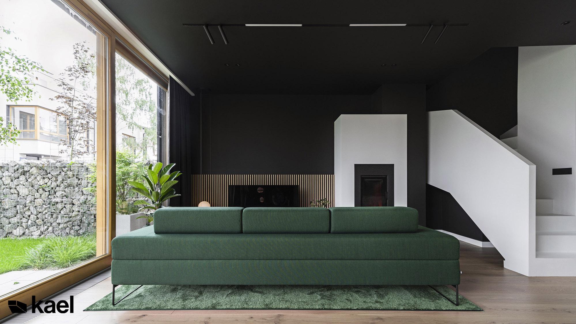 Butelkowo zielona sofa, salon w projekcie wnętrza Ostródzka